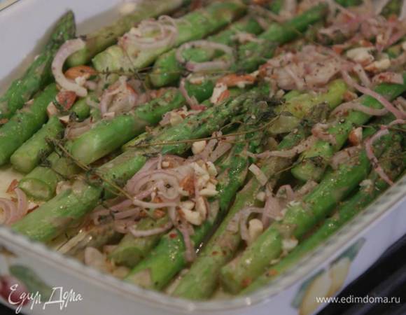 Запекать спаржу в разогретой духовке 10‒12 минут.