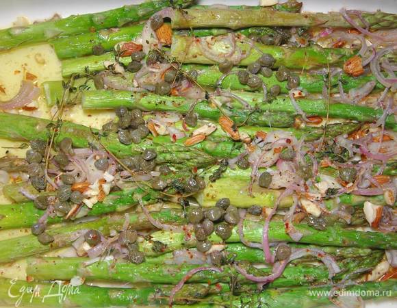 Разогреть в маленькой сковороде оставшееся оливковое масло и обжарить каперсы, а затем выложить вместе с маслом на готовую спаржу.