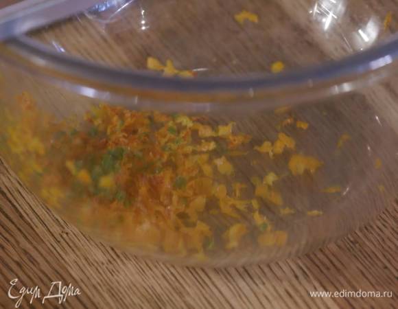 Цедру апельсина, лайма и лимона натереть на мелкой терке, выжать сок лайма, сок половинки апельсина и сок половинки лимона, выложить все в глубокую посуду, добавить сахар и перемешать.