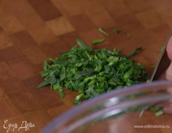 Тархун мелко порезать.