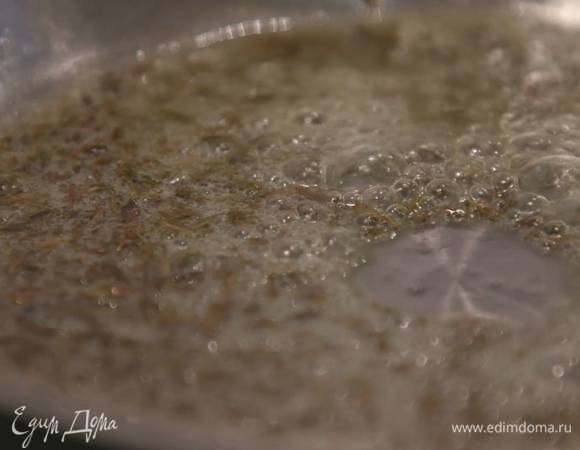 Разогреть в маленькой сковороде сливочное масло и обжарить зиру.<br />