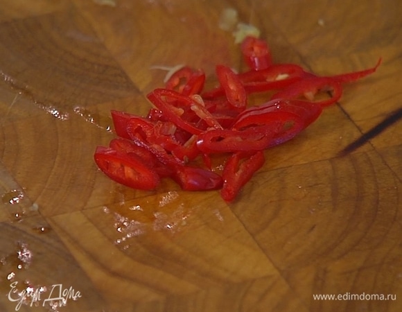 Чили и халапеньо тонко порезать, если перец слишком острый — удалить семена.