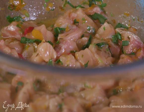 Семгу нарезать маленькими кубиками, выложить в маринад, перемешать и дать немного постоять.