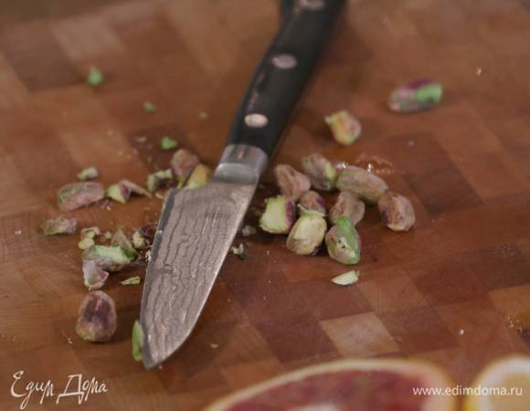 Фисташки порубить ножом и посыпать рыбу.