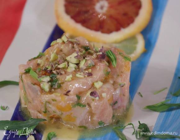 Оставшиеся половинки цитрусовых порезать и подавать с рыбой.