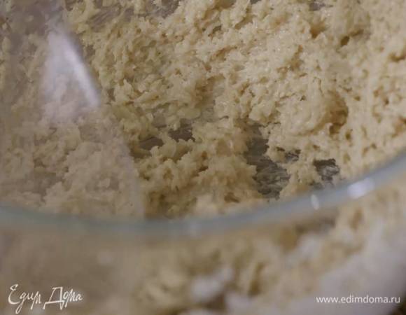 К размягченному сливочному маслу добавить коричневый, белый и ванильный сахар и растереть все лопаткой, затем взбить блендером с насадкой-венчиком на небольшой скорости.