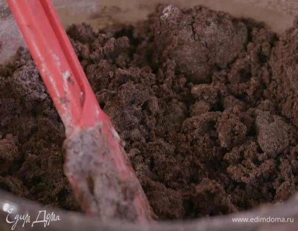 Всыпать муку, какао и перемешать все лопаткой.