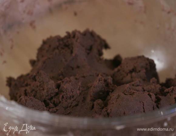 Порубить ножом 100 г шоколада, добавить в тесто и вымешать руками.<br />
 