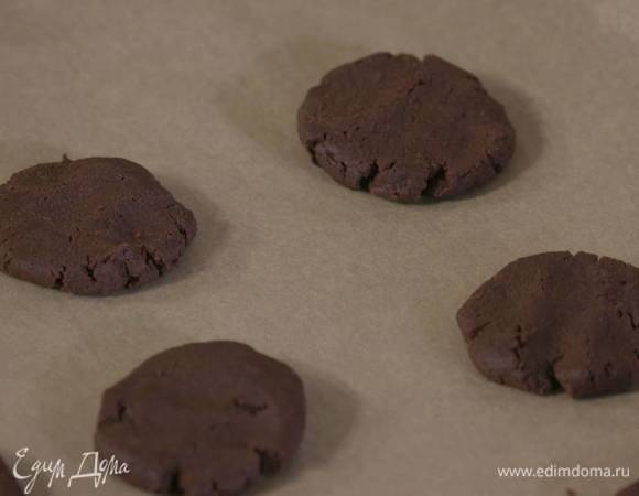 Сформировать из теста небольшие лепешки, выложить на выстеленный пекарской бумагой противень и выпекать в разогретой духовке около 10 минут.