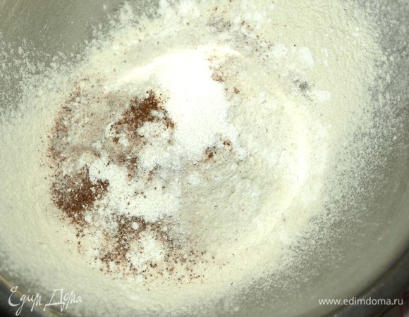 Муку просеять. Добавить разрыхлитель, сахар, соль (чайная ложка без горки или по вкусу), перец. Перемешать.