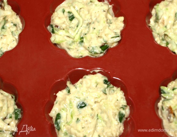 Раскладываем смесь по формочкам. Отправляем в заранее разогретую до 180°C духовку. Выпекаем 30 минут или до сухой спицы (ориентируемся на свою духовку). Проверить маффины бамбуковой палочкой — если ничего к ней не пристает, то маффины готовы.