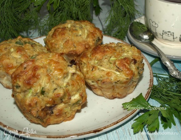 Остывшие маффины из формочек перекладываем на блюдо.