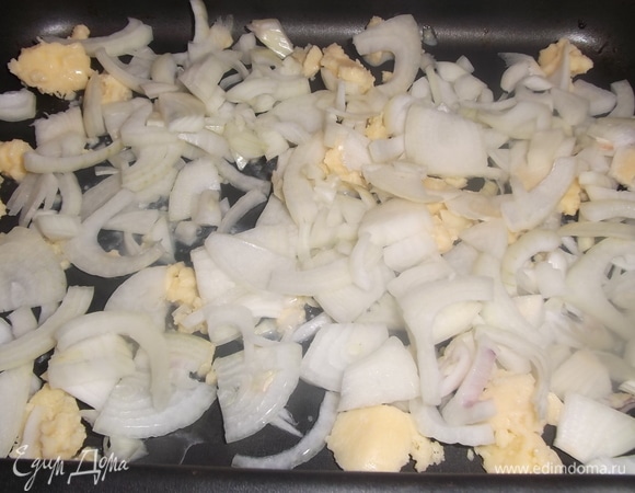 На дно формы выложить масло, нарезанный репчатый лук. Выложить картофель. Если надо, посолить.