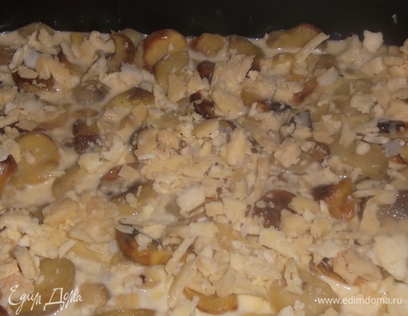 Яйца взбить с молоком. Добавить соль,перец. Залить яичной смесью картофель. Сверху посыпать измельченным сыром.