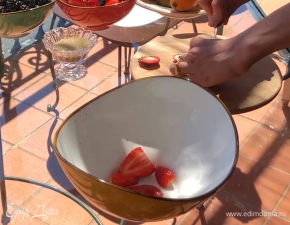 У клубники удалить плодоножки, разрезать ягоды на 4 части, положить в миску.