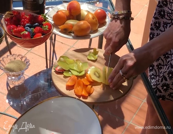 Абрикосы нарезать небольшими дольками, предварительно удалив косточки. Очистить киви, нарезать сначала кружочками, а затем — четвертинками. Добавить в салат вместе с малиной и ежевикой.