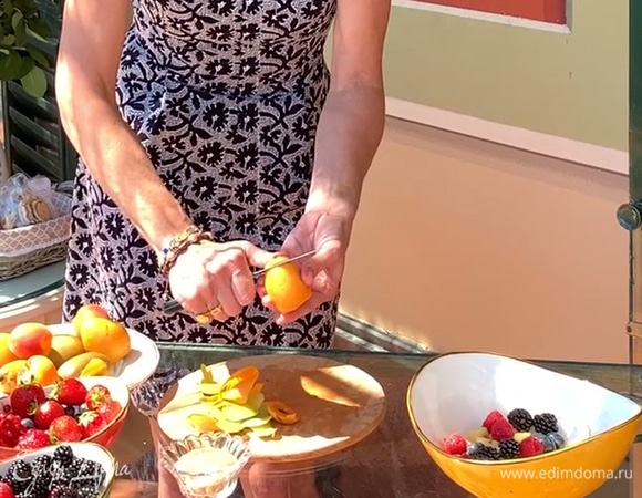 Очистить несполи (мушмулу) и нарезать небольшими кусочками, добавить в салат.