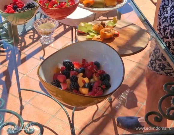 Выложить в миску голубику и смородину.