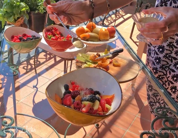 Посыпать ягоды коричневым сахаром.