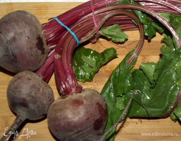 Отделить свеклу от ботвы. Свеклу хорошо вымыть, очистить.