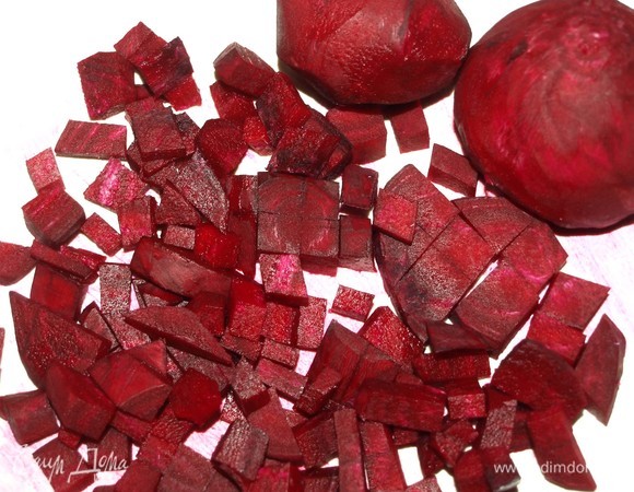 Нарезать свеклу кубиками.