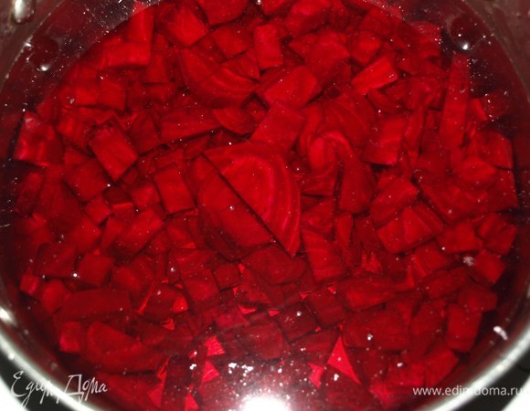 Залить холодной водой (1–1,5 литра). Поставить на огонь, довести до кипения. Варить 5 минут.