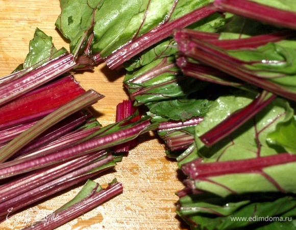 Листья ботвы отделить от стеблей.