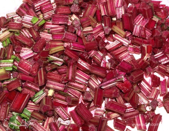 Стебли промыть и нарезать небольшими кусочками, но не мельчить. Добавить стебли к свекле и варить 10 минут. Снять с огня.