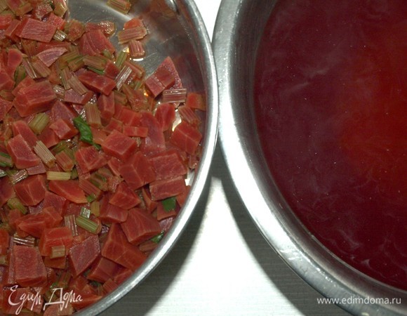 Снять с огня кастрюлю со свекольным отваром. Процедить. Отвар отставить остывать до подачи.