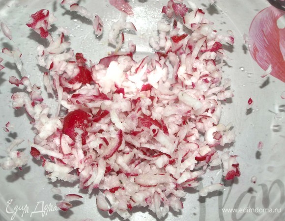 Редис, огурцы хорошо вымыть. Редис натереть на терке.