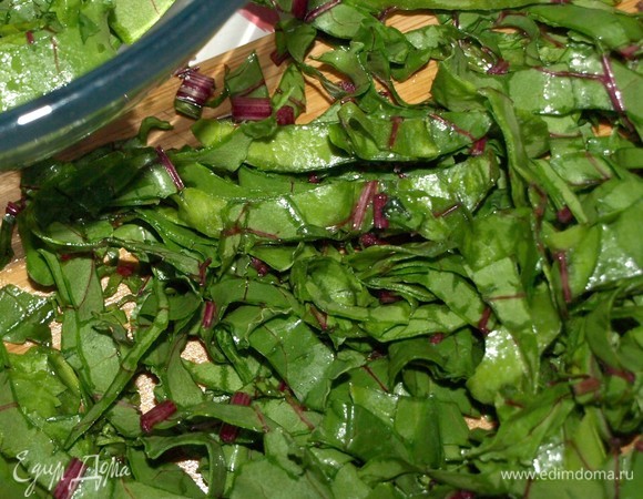 Листья ботвы хорошо промыть и нарезать. Соединить с редисом.