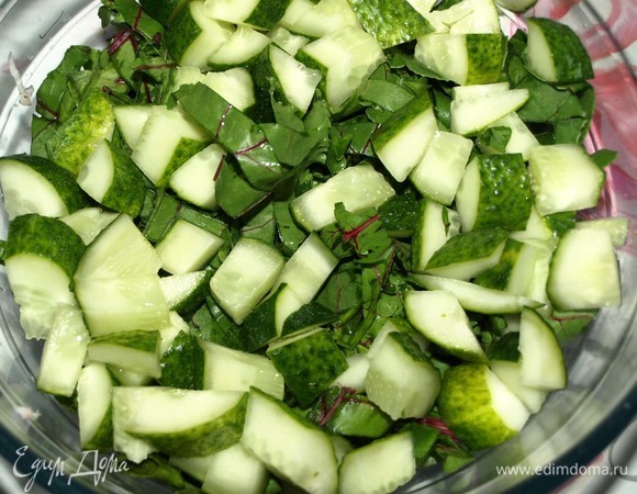 Огурцы нарезать. Не мельчить, иначе огурцы пустят сок и будет невкусно. Добавить у остальным овощам.