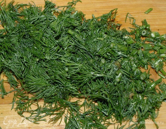 Укроп мелко порубить. Соединить с остальными овощами.