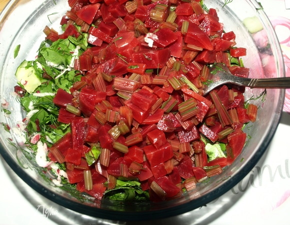 Соединить отварную свеклу и свежие овощи.