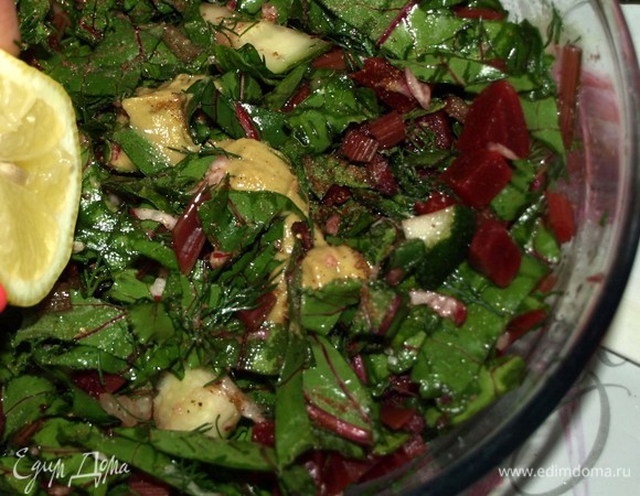 Добавить к овощам горчицу, лимонный сок, соль, перец и все хорошо перемешать.