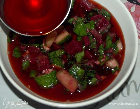 В тарелку кладем овощи и наливаем охлажденный свекольный отвар.