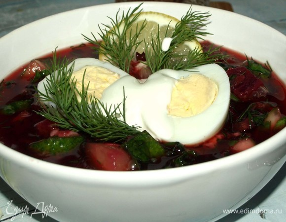 Добавляем яйца, зелень, лимон, сметану. Можно не подавать с яйцами и сметаной, и тогда получится постное блюдо.