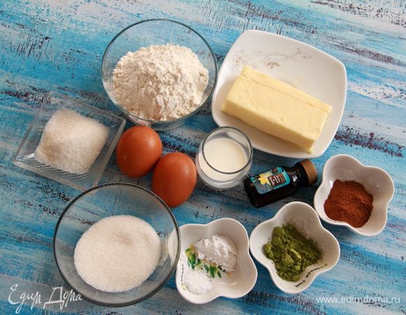 Подготовить ингредиенты. Масло и яйца должны быть комнатной температуры. Сахара для желтков нужно 50 г, для белков — 25 г.