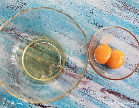 Отделить желтки от белков.