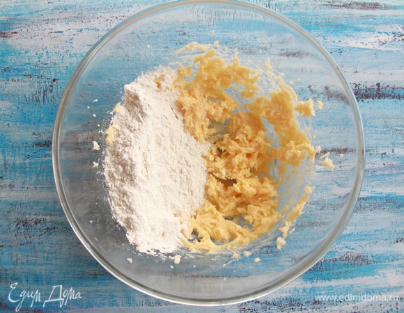 К масляно-желтковой массе добавить просеянные муку, разрыхлитель и соль. Затем сливки (или молоко) и ваниль.