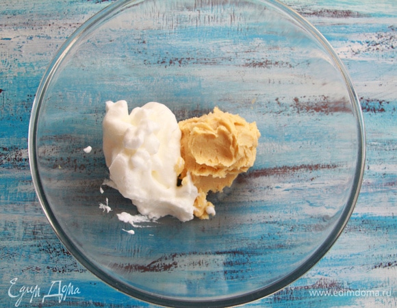 Аккуратно, чтобы не нарушить воздушность, добавить в тесто белки.