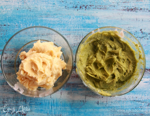 Тесто разделить пополам. В одну часть добавить чай матча.