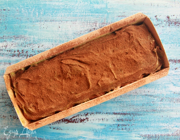 Верх кекса посыпать какао.