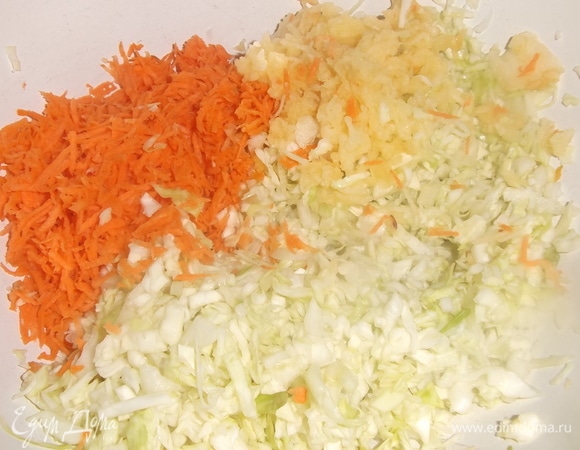 Капусту мелко нашинковать, посолить, помять руками. Добавить натертые на мелкой терке морковь и яблоко. Добавить сахар. Перемешать.