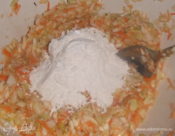 Вбить яйца, засыпать муку, влить растительное масло.