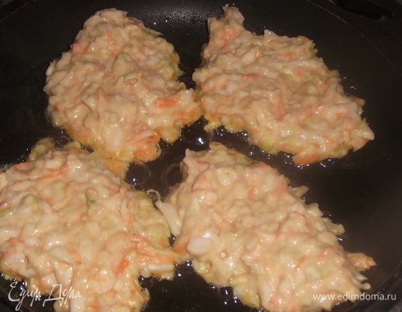 Выкладывать ложкой на разогретую сковороду с растительным маслом. Накрыть крышкой и жарить на тихом огне с двух сторон до готовности.