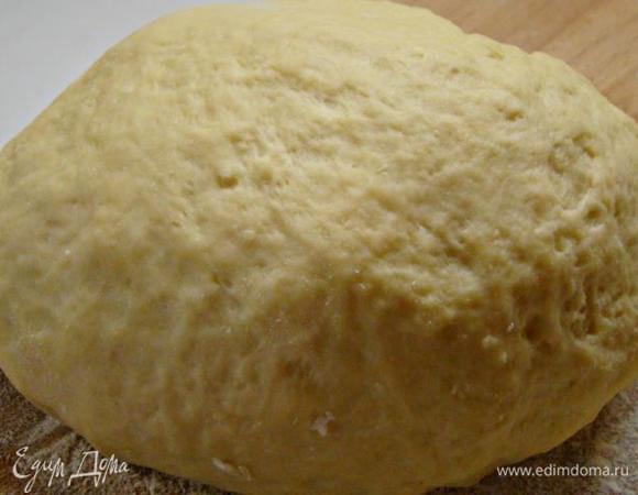 Традиционно шаньги готовят из картофельного пюре. Но мне показалась эта начинка скучноватой, поэтому я решила ее «развеселить» грибами и зеленью. Из муки, теплого молока, 1 яйца, 1 ст. л. сметаны и 1 ст. л. сливочного масла замесить крутое тесто. Накрыть салфеткой и дать отдохнуть минут 30.