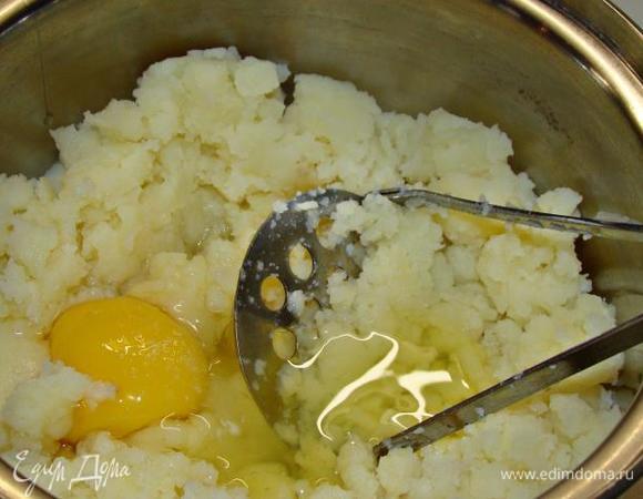 Тем временем сварить картофель, добавить 1 яйцо, посолить и сделать пюре.