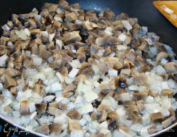 Мелко нашинкованный лук и грибы обжарить, посолить и поперчить.