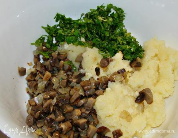 В миске смешать картофельное пюре и грибную начинку. Добавить нашинкованную зелень и все перемешать.